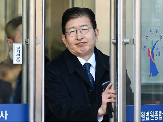 ▲ 이상식 더불어민주당 의원(용인갑)이 19일 경기도 수원시 영통구 수원지방법원에서 열린 ‘공직선거법위반 혐의’ 1심 선고 공판을 마친 뒤 법원을 나서고 있다. 사진=뉴시스