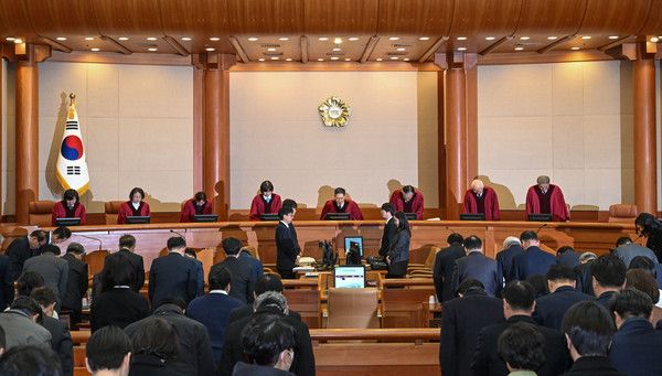 ▲ 문형배 헌법재판소장 권한대행을 비롯한 헌법재판관들이 25일 서울 종로구 헌법재판소 대심판정에서 열린 윤석열 대통령 탄핵심판 최종 변론에 입장하고 있다. 사진=뉴시스