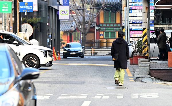 ▲ 흉기를 휘두른 피의자가 경찰 실탄을 맞고 숨진 26일 오전 사건이 발생한 광주 동구 금남로 일방통행 도로에서 행인이 길을 지나고 있다. 2025.02.26. 사진=뉴시스