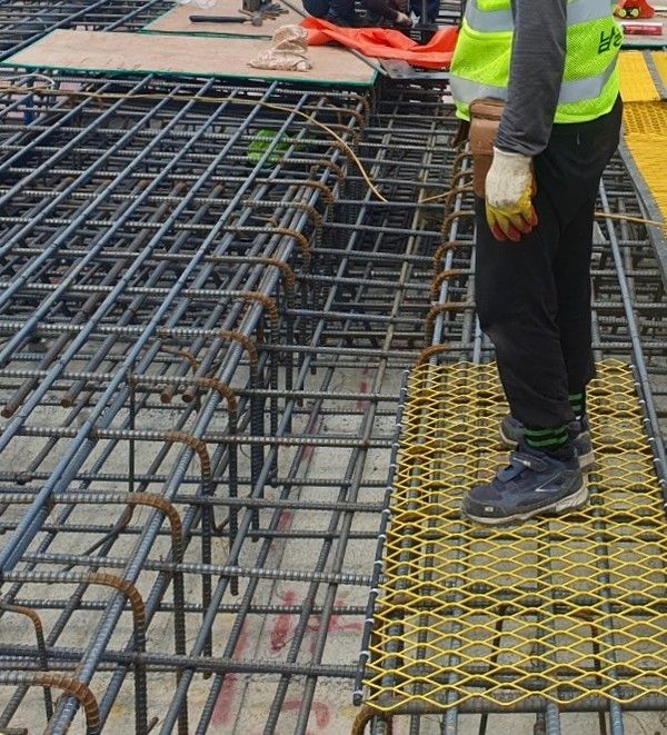 ▲ 건설 현장에 설치된 ‘4.5T 실족방지망’의 모습. 사진=성아스틸