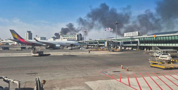 ▲ 27일 서울 강서구 김포공항 인근에서 화재가 발생해 연기가 피어오르고 있다. 사진=뉴시스