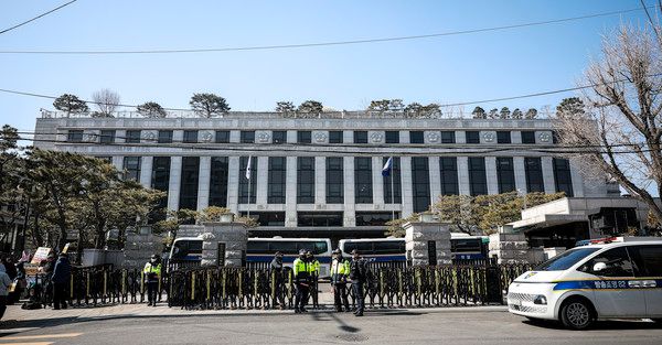 ▲ 헌법재판소가 마은혁 헌법재판관 후보자 임명 관련 권한쟁의심판 사건을 27일 결론내기로 했다. 선고 결과에 따라 마 후보자가 재판부에 합류할 가능성이 있어 선고를 앞둔 윤석열 대통령 탄핵심판 사건에 영향을 미칠 수 있다는 전망이 나온다. 헌재가 마 후보자를 임명하지 않은 것이 위헌이라고 선고할 경우 최 권한대행은 헌재의 결정 취지를 따라야 한다. 다만, 최 권한대행은 헌재가 위헌 결정을 내릴 것을 가정한 상황에 대해 명확한 입장을 밝히진 않았다. 사진은 26일 서울 종로구 헌법재판소.