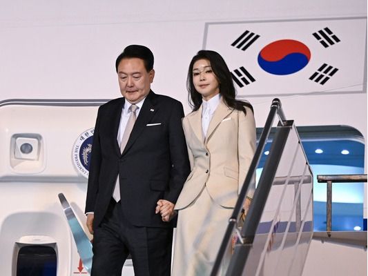 ▲ 사우디아라비아를 국빈 방문한 윤석열 대통령과 부인 김건희 여사가 21일(현지시간) 리야드 킹칼리드 국제공항에 도착해 공군1호기에서 내리고 있다. (공동취재) 2023.10.22. 사진=뉴시스