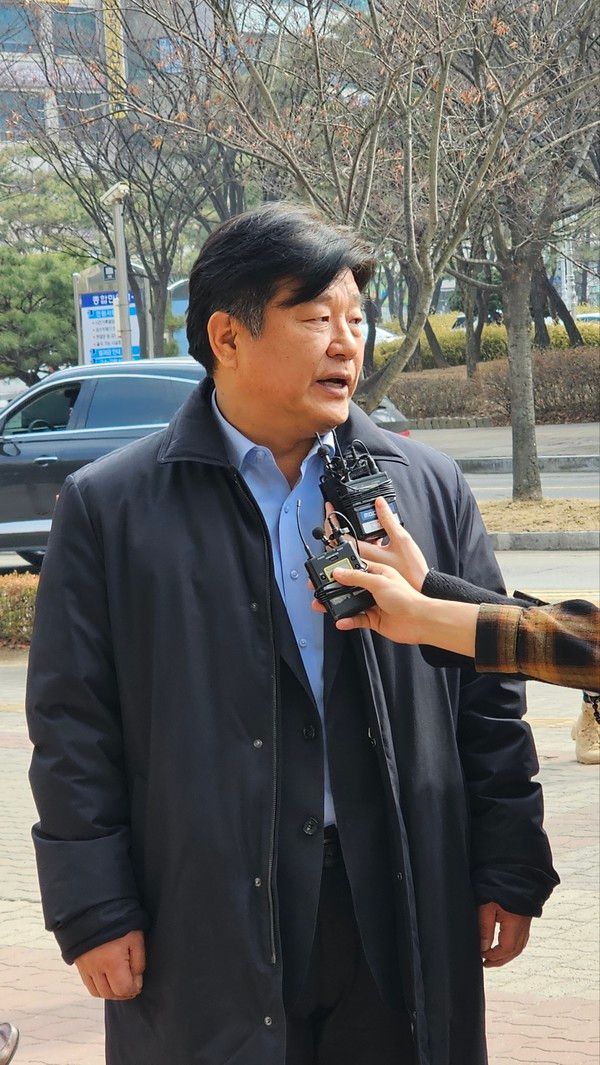 ▲ 양문석 더불어민주당 의원이 28일 공직선거법 위반 등에 대한 선고를 앞두고 수원지방법원 안산지원에 들어서며 자신의 입장을 피력하고 있다. 사진=뉴시스