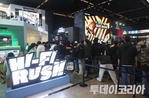 ▲ 지난해 부산 해운대구 벡스코에서 열린 국제게임전시회 '지스타 2024'에서 관람객들이 게임을 시연하고 있다. 사진=투데이코리아