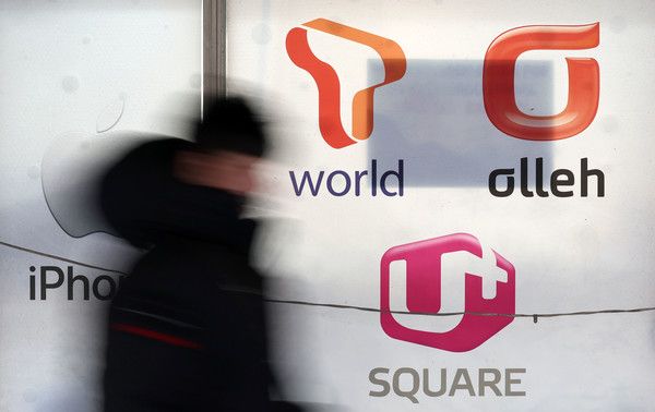 ▲ 서울 소재 휴대전화 매장에 이동통신 3사 로고가 붙어 있다. 사진=뉴시스