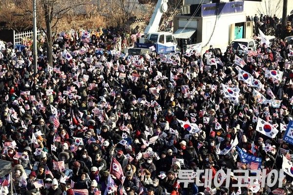 ▲ 9일 윤석열대통령 탄핵을 반대하는 시민들이 한남동 관저 인근에서 집회를 벌이고 있다. 사진=투데이코리아
