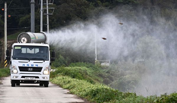 ▲ 경기도 용인시 백암면 청미천 일대에서 방역차량이 방역작업을 하고 있다. 사진=뉴시스