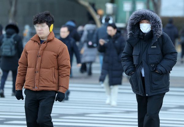 ▲ 입춘 한파가 찾아온 3일 오전 서울 영등포구 여의도 인근에서 두꺼운 옷을 입은 시민들이 이동하고 있다. 사진=뉴시스