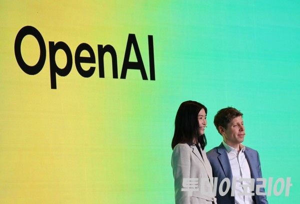 ▲ (왼쪽부터)정신아 카카오 대표와 샘 올트먼 오픈AI CEO가 4일 서울 중구 더플라자 호텔에서 열린 카카오와 오픈AI의 전략적 제휴 체결 발표 기자간담회에 참석했다. 사진=김준혁 기자