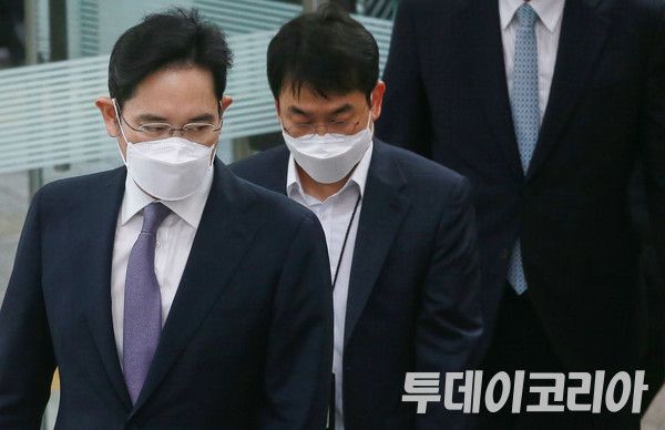 ▲ 이재용 삼성전자 회장이 8일 중앙지법에 열린 재판에 출석하고 있다. 사진=투데이코리아