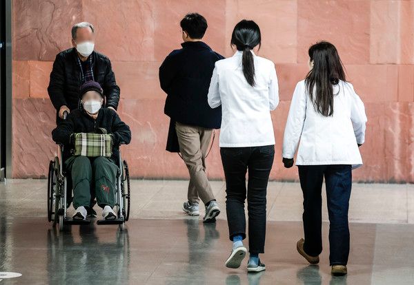 ▲ 서울시내 한 대학병원에서 의료진이 이동하고 있다. 사진=뉴시스