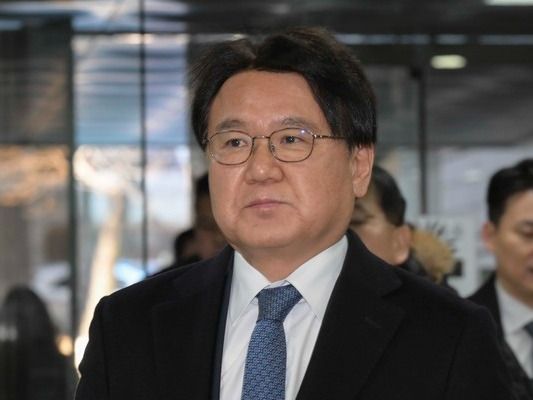 ▲ 황운하 조국혁신당 원내대표가 4일 서울 서초구 서울고등법원에서 열린 문재인 정부 청와대의 울산시장 선거 개입 의혹 항소심 선고에 출석하고 있다. 사진=뉴시스