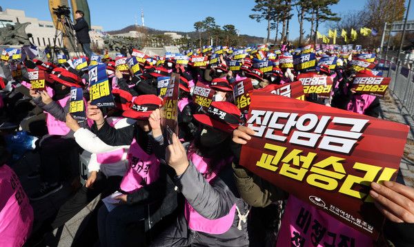 ▲ 전국여성노동조합원들이 12월 6일 서울 용산구 대통령실 인근에서 열린 2024 학교비정규직 집단임금교섭 승리 총파업 결의대회에서 비정규직 차별철폐, 노동가지 존중, 성별임금격차 해소를 촉구하고 있다. 사진=뉴시스