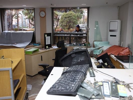 ▲ 19일 오후 서울 마포구 서울서부지방법원의 시설들이 윤석열 대통령 지지자들의 난입으로 파손돼 있다. 사진=뉴시스