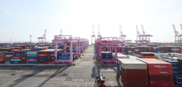 ▲ 지난 2일 인천 연수구 인천신항 컨테이너 터미널에서 컨네이너가 쌓여 있다. 사진=뉴시스