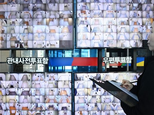 ▲ 제22대 국회의원선거를 9일 앞둔 1일 경기도 수원시 영통구 경기도선거관리위원회에 마련된 사전투표함 보관장소 CCTV 통합관제센터에서 선관위 관계자가 모니터링을 하고 있다. 사진=뉴시스