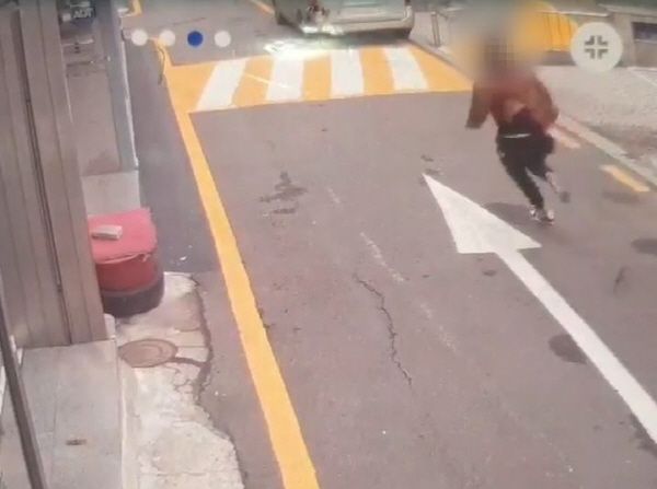 ▲ 강도살인미수 혐의로 재판에 넘겨진 40대 A씨가 범행 당시 부산역 인근에서 경찰을 피해 도주하고 있다. 사진=부산경찰청