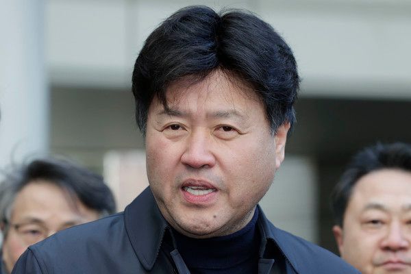 ▲ 김용 전 민주연구원 부원장이 6일 서울 서초구 서울고등법원에서 열린 정치자금법 위반·뇌물 혐의 항소심 선고 공판에 출석하며 취재진 질문에 답변하고 있다. 사진=뉴시스