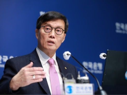 ▲ 이창용 총재가 지난달 16일 서울 중구 한은 본관에서 진행된 통화정책 방향 기자 간담회에서 답변하고 있다. 사진=한국은행