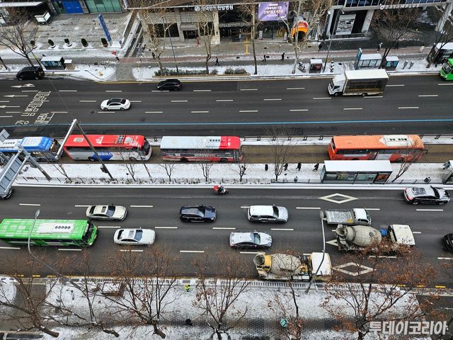 ▲ 눈이 내린 7일 서울 서초구 강남역 부근에서 시민들이 지나가고 있다. 사진=투데이코리아