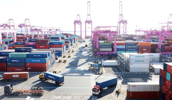 ▲ 지난달 2일 인천 연수구 인천신항 컨테이너 터미널에 컨테이너가 쌓여 있다. 사진=뉴시스