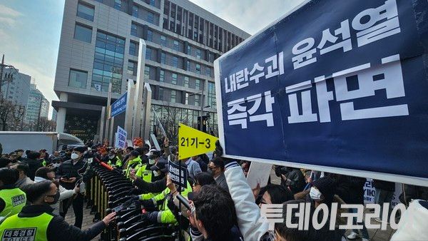 ▲ 28일 외대 재학생과 졸업생 일부가 서울 동대문구 한국외대 정문 앞에서 윤 대통령에 대한 탄핵 찬반 집회를 열었다. 사진=투데이코리아