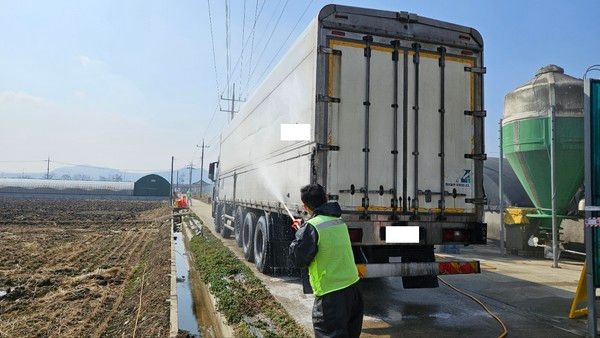 ▲ 충남 천안시 산란계 농장에서 고병원성 조류 인플루엔자가 발생해 출입 차량을 소독하고 있다. 사진=천안시