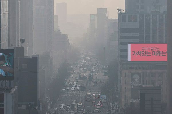 ▲ 초미세먼지 농도가 ‘나쁨’ 수준을 보인 10일 서울 도심이 뿌옇게 보이고 있다. 사진=뉴시스