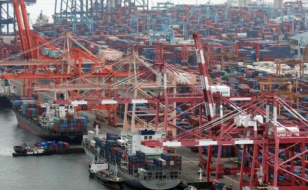 ▲ 지난 2일 부산 남구 감만부두에서 수출입 컨테이너 선적 및 하역작업이 진행되고 있다. 사진=뉴시스