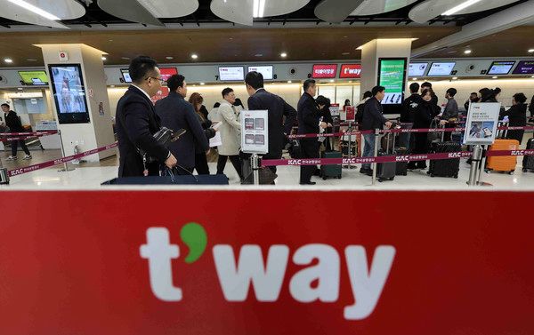 ▲ 서울 강서구 김포국제공항 국내선청사에서 여행객들이 티웨이 항공 창구에서 탑승수속을 하고 있다. 사진=뉴시스