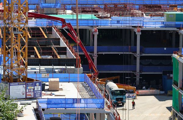 ▲ 서울 시내 한 아파트 건설 현장에서 근로자들이 작업을 하고 있다. 사진=뉴시스