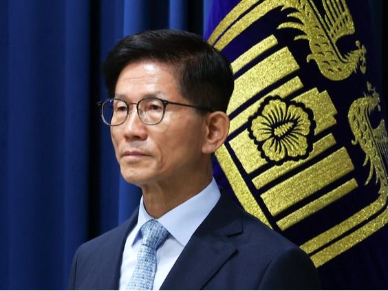 ▲ 고용노동부 장관 후보자로 지명된 김문수 경제사회노동위원장이 31일 서울 용산 대통령실 청사에서 정진석 비서실장의 윤석열 대통령의 정무직 인선 브리핑을 경청하고 있다. 사진=뉴시스