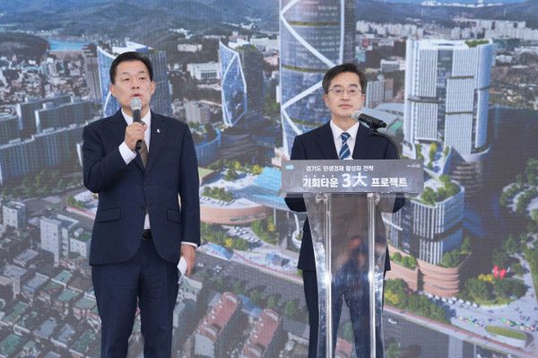 ▲ 이재준 수원특례시장(왼쪽)이 11일 수원월드컵경기장 중앙광장에서 김동연 경기도지사가 지켜보고 있는 가운데 우만 테크노밸리 개발 구상을 발표하고 있다. 사진=수원시