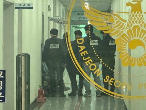 ▲ 7일 오후 대전 서구 복수동 대전 서부경찰서에서 고 김하늘(7)양 피살 사건 피의자인 40대 여교사가 대전 둔산경찰서로 호송되기 위해 휠체어를 탄 채 나오고 있다. 사진=뉴시스