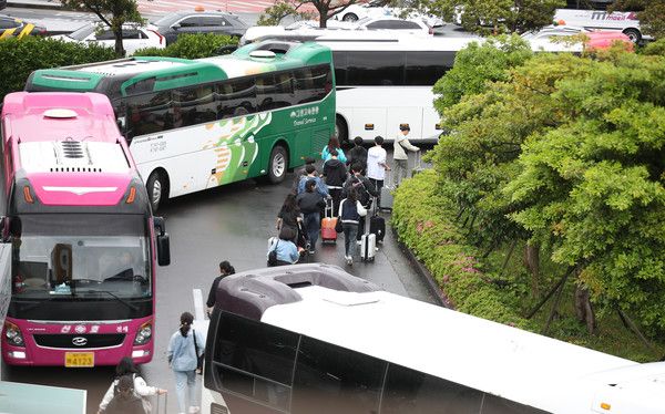 ▲ 제주국제공항에서 제주로 여행을 온 학생들이 전세버스로 향하고 있다. 사진=뉴시스