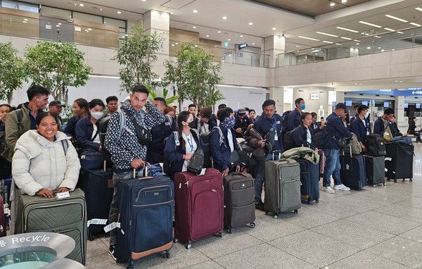 ▲ 10일 청주국제공항에 입국한 캄보디아 외국인 계절근로자 44명이 충북 진천군으로 향할 준비를 하고 있다. 사진=진천군