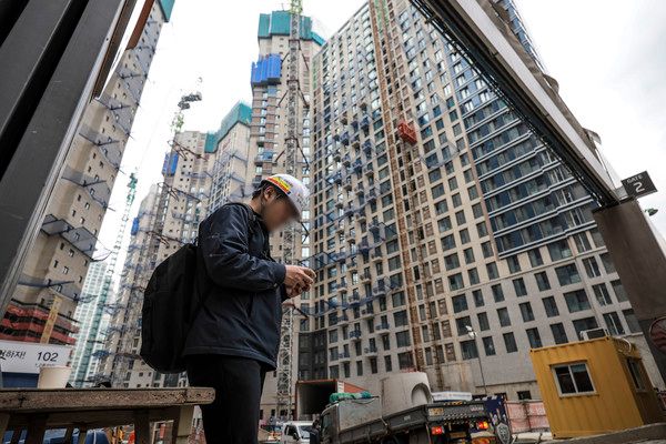 ▲ 서울시내 아파트 건설현장에서 건설노동자들이 이동하고 있다. 사진=뉴시스