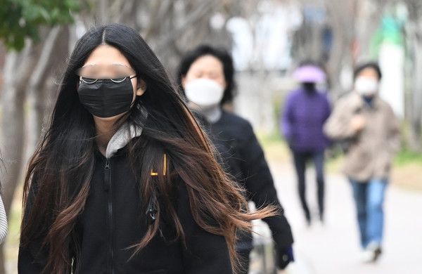 ▲ 전국이 황사 영향을 받은 13일 오전 광주 남구 한 공원에서 시민이 마스크를 쓴 채 이동하고 있다. 사진=뉴시스