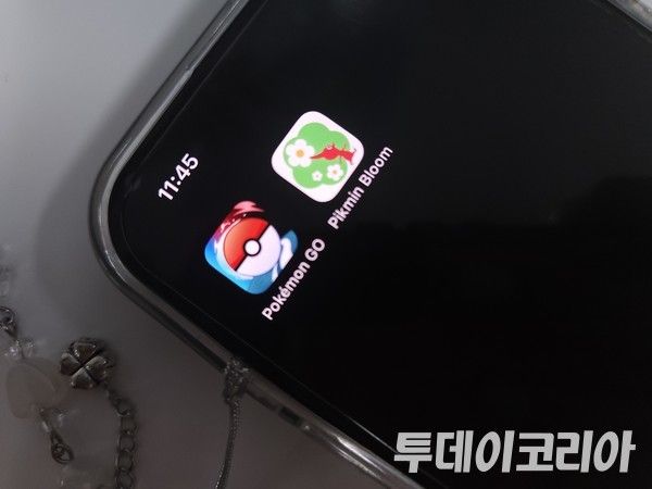 ▲ 스마트폰에 나이앤틱의 앱이 보이고 있다. 사진=투데이코리아