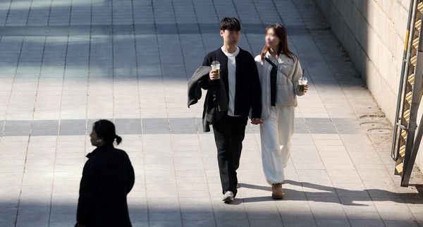 ▲ 서울 청계천 산책로에서 시민들이 가벼운 옷차림으로 산책을 하고 있다. 사진=뉴시스