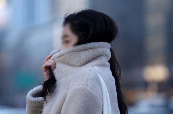 ▲ 전국 대부분 지역에 꽃샘추위가 찾아온 17일 오전 서울 종로구 광화문 사거리에서 한 시민이 두꺼운 옷을 입고 출근길 발걸음을 재촉하고 있다. 사진=뉴시스