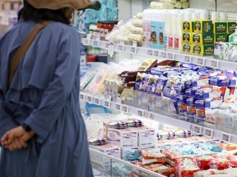 ▲ 서울 시내 한 대형마트에서 시민이 장을 보고 있다. 사진=뉴시스.