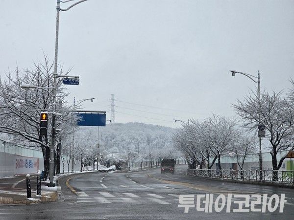 ▲ 18일 경기도 군포시 일대에 눈이 쌓여있다. 사진=투데이코리아
