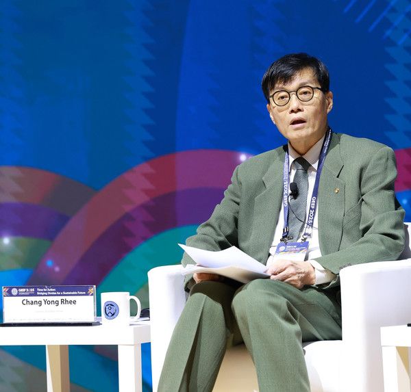 ▲ 이창용 한국은행 총재가 지난 14일 오전 서대문구 연세대학교 백주년기념관에서 열린 제7회 글로벌지속가능발전포럼(GEEF 2025)에 참석해 기조연설하고 있다. 사진=한국은행