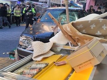 ▲ 지난해 12월 31일 오후 서울 양천구 목동 깨비시장에서 70대 남성이 몰던 차량 돌진 사고가 발생해 13명이 크고 작은 부상을 입었다. 사진=뉴시스