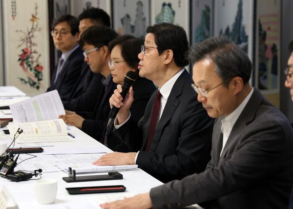 ▲ 노연홍 의료개혁특별위원회 위원장이 19일 오후 서울 종로구 정부서울청사에서 열린 제8차 의료개혁특별위 회의에서 발언하고 있다. 사진=뉴시스