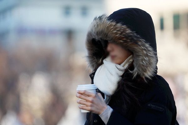 ▲ 서울 종로구 광화문 사거리에서 한 시민이 두꺼운 옷을 입고 출근길 발걸음을 재촉하고 있다. 사진=뉴시스