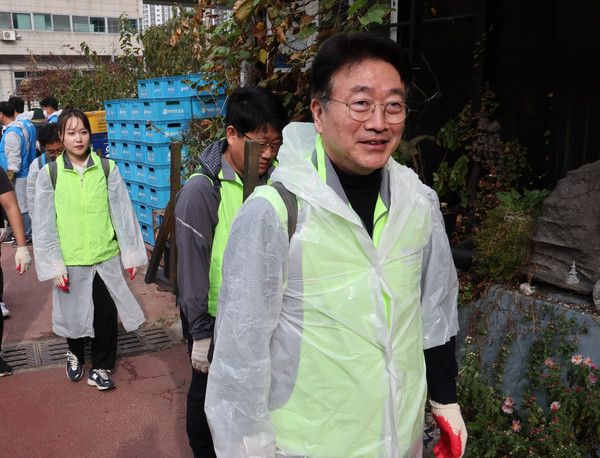 ▲ 1일 오후 인천 미추홀구 학익동에서 윤원석 인천경제자유구역청(IFEZ)장이 입주 기업 직원들이 사랑의 연탄 나눔 봉사 활동을 하고 있다. 2024.11.01. 사진=뉴시스