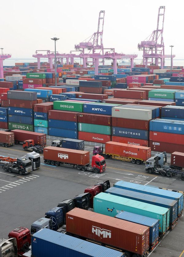 ▲ 인천 연수구 인천신항 컨테이너 터미널에 수출입 컨테이너가 쌓여 있다. 사진=뉴시스